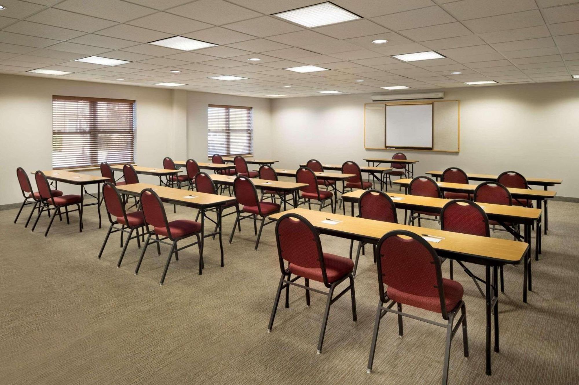 Country Inn & Suites By Radisson, Louisville East, Ky מראה חיצוני תמונה